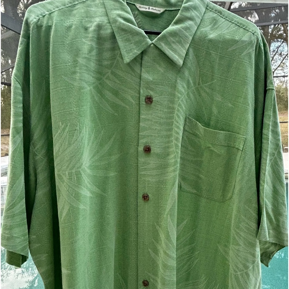 Tommy Bahama, Mens size XXL, short sleeve,collared silk shirt